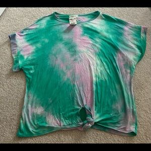 cute tye dye top w/ tie in front; soft material